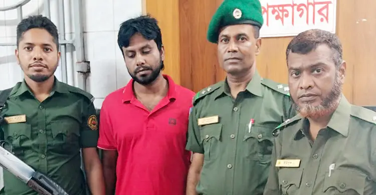 ঢাকা মেডিকেলে দালাল চক্রের সদস্য আটক