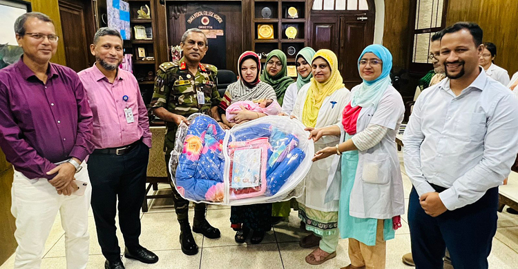 হাসপাতাল ছাড়ার সময় সংবর্ধনা পেলো চুরি যাওয়া নবজাতক ও তার মা