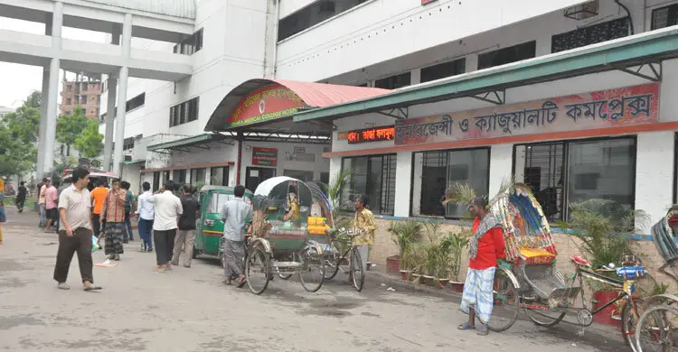 শাহবাগে অচেতন অবস্থায় পড়েছিল বৃদ্ধ, ঢামেকে মৃত্যু