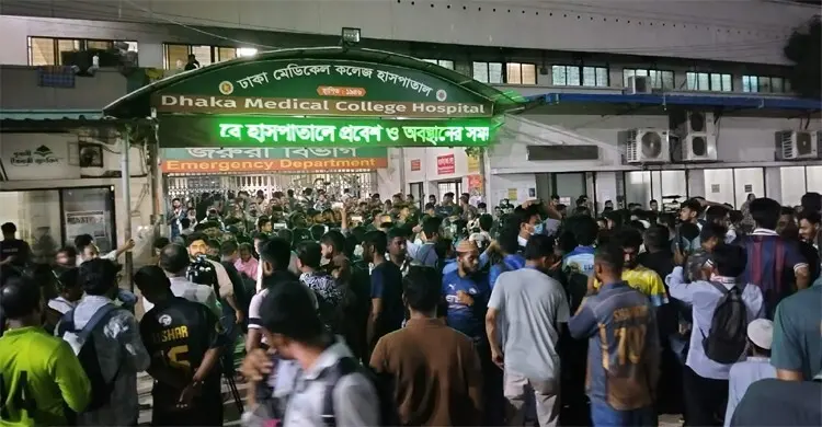 যে কারণে ঢামেকে চিকিৎসক-ঢাবি শিক্ষার্থী সংঘর্ষ