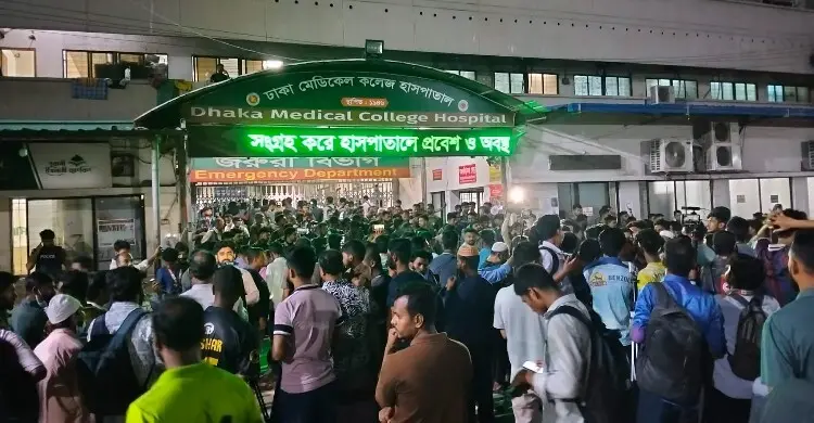 উত্তপ্ত ঢামেক, সমাধানে আলোচনার টেবিলে চিকিৎসক ও ঢাবি শিক্ষার্থীরা
