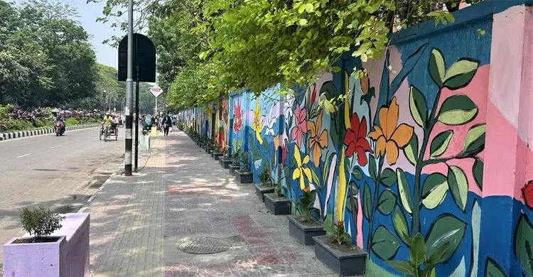 ঢামেক হাসপাতালের সামনে ফুটপাত থেকে হকার সরিয়ে সৌন্দর্যবর্ধন