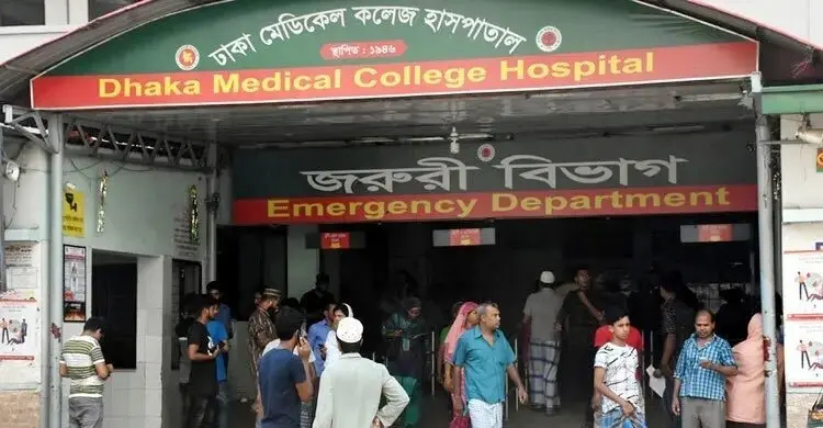 ঢামেকের জরুরি বিভাগের পাশে পড়ে ‍ছিল বৃদ্ধের মরদেহ
