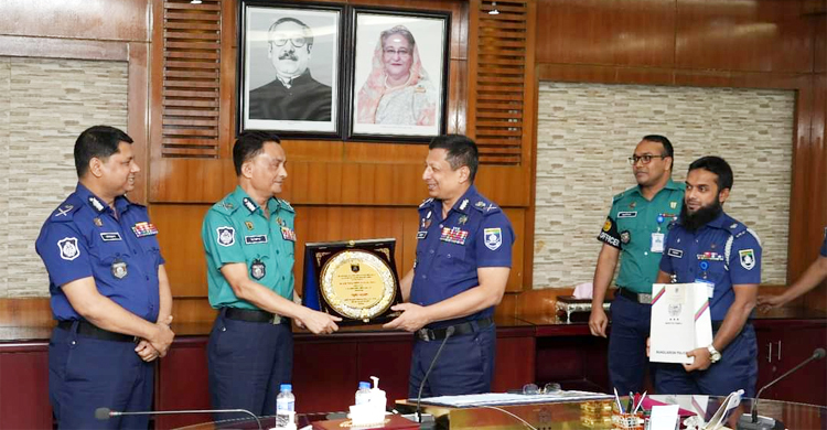 ডিএমপি কমিশনারকে বিদায় সংবর্ধনা দিলো পুলিশ হেডকোয়ার্টার