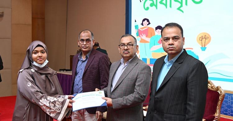 পুলিশের মেধাবী সন্তানদের শিক্ষাবৃত্তি দিলেন ডিএমপি কমিশনার