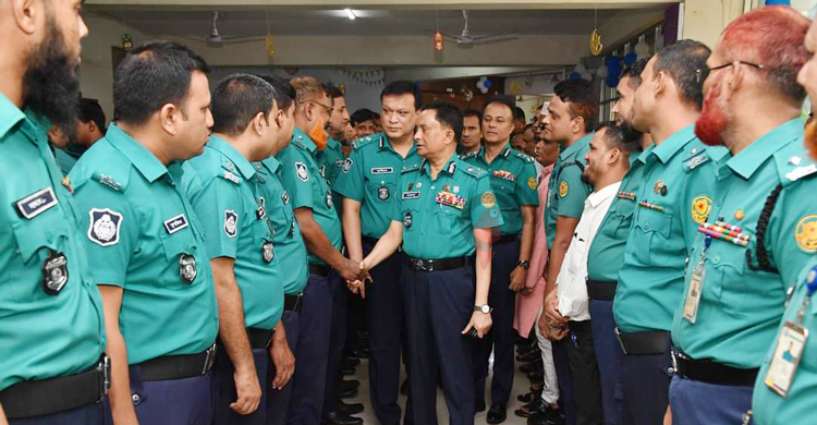 দুই-একজন পুলিশ সদস্যের জন্য পুরো বাহিনীর বদনাম হয় বলে মন্তব্য করেছেন ঢাকা মেট্রোপলিটন পুলিশ (ডিএমপি) কমিশনার খন্দকার গোলাম ফারুক