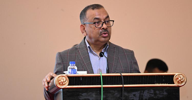 পুলিশের মেধাবী সন্তানদের শিক্ষাবৃত্তি দিলেন ডিএমপি কমিশনার