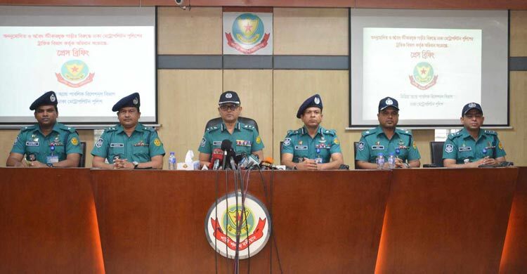 অননুমোদিত স্টিকারযুক্ত ৩৬৩ গাড়ির বিরুদ্ধে পুলিশের মামলা