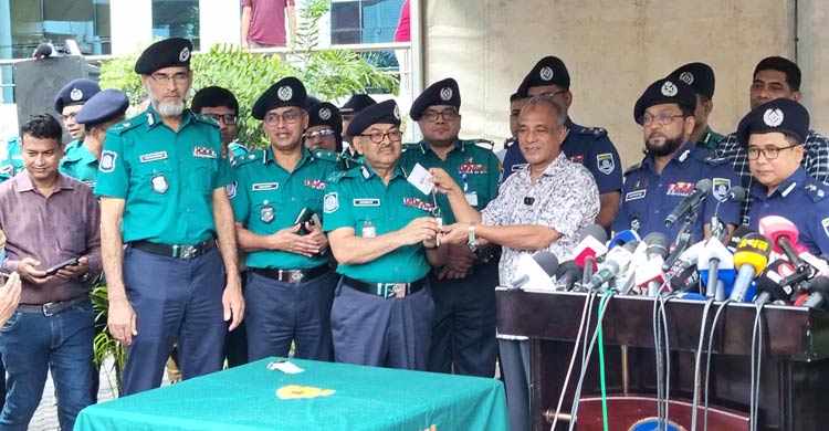 আইনশৃঙ্খলা রক্ষায় সক্ষমতা বাড়াতে নতুন ২০ গাড়ি পেলো ডিএমপি