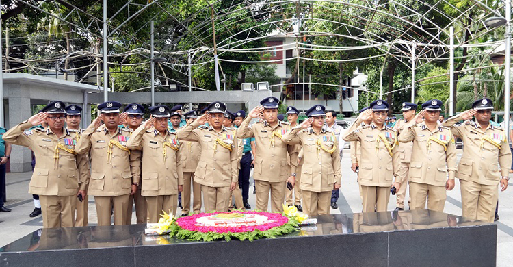 বঙ্গবন্ধুর প্রতিকৃতিতে নতুন ডিএমপি কমিশনারের শ্রদ্ধা