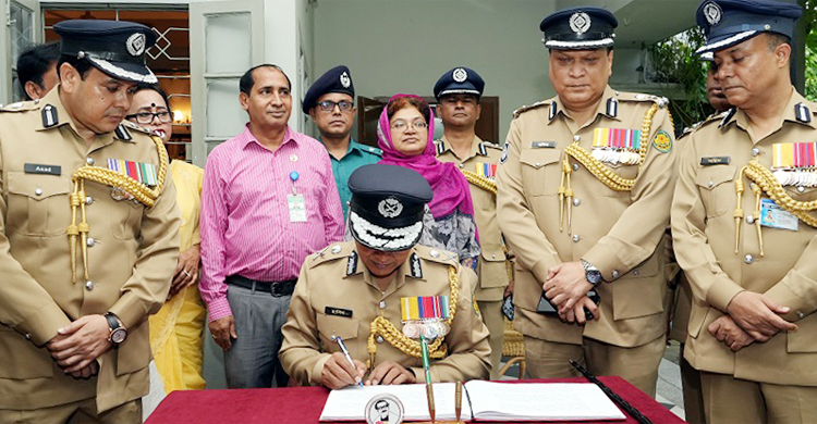 বঙ্গবন্ধুর প্রতিকৃতিতে নতুন ডিএমপি কমিশনারের শ্রদ্ধা