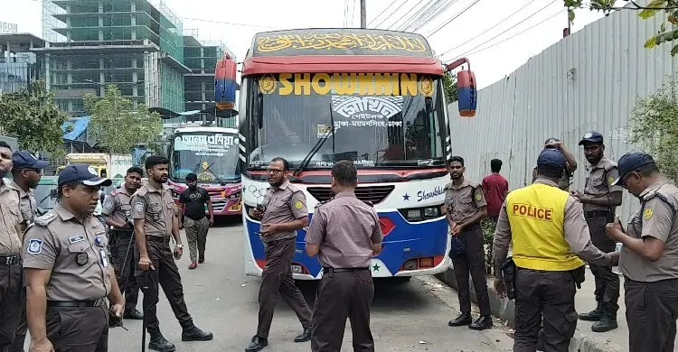 মহাখালীতে অবৈধ পার্কিংয়ের বিরুদ্ধে ডিএমপির কঠোর অভিযান