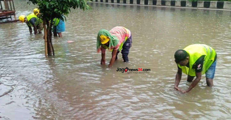 ভারী বৃষ্টিতে ঢাকার বিভিন্ন এলাকায় জলাবদ্ধতা, দুর্ভোগে নগরবাসী