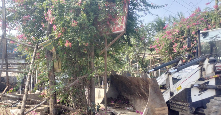 মোহাম্মদপুরে ৬০ অবৈধ দোকান উচ্ছেদ, ২ লাখ ২০ হাজার টাকা জরিমানা