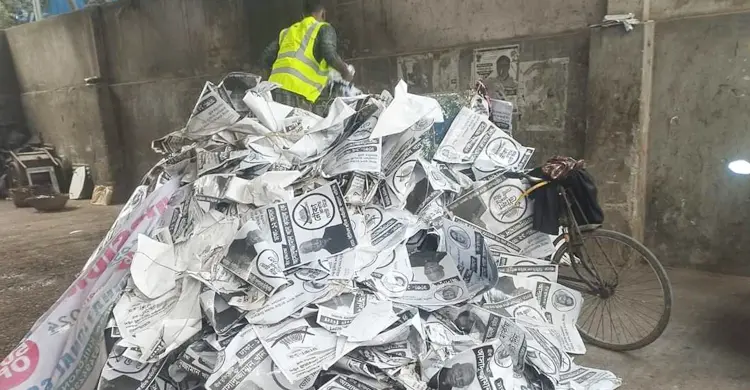 নির্বাচনী পোস্টার-ব্যানার অপসারণ করছে ডিএনসিসি