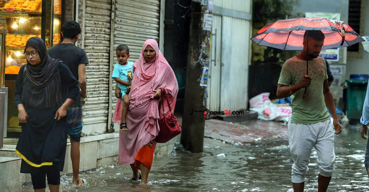 ভারী বৃষ্টিতে ঢাকার বিভিন্ন এলাকায় জলাবদ্ধতা, দুর্ভোগে নগরবাসী