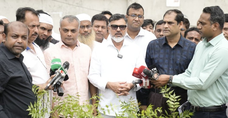 বর্জ্য অপসারণ শেষে বৃক্ষরোপণ কর্মসূচি উদ্বোধন করলেন ডিএনসিসি প্রশাসক