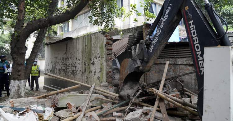 ৬০ ফিট সড়কের যানজট নিরসনে নতুন সংযোগ সড়ক নির্মাণ করছে ডিএনসিসি