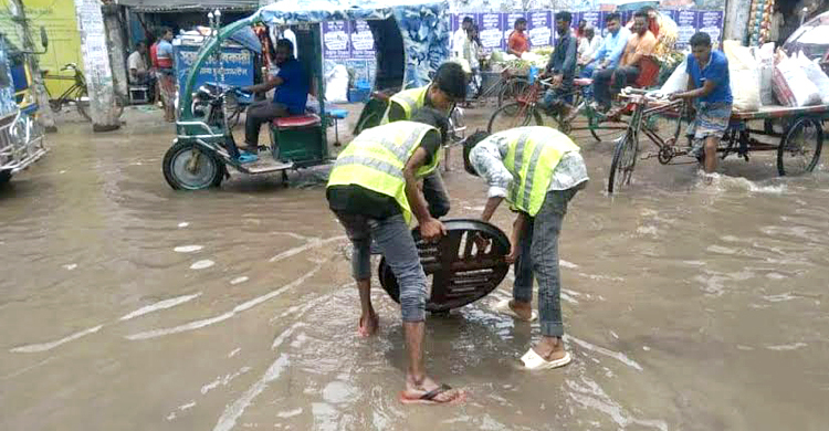 বৃষ্টির পানি জমে থাকলে ১৬১০৬ নম্বরে কল করুন