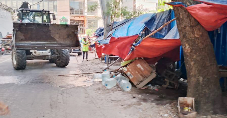 সড়ক ও ফুটপাত দখলমুক্ত করতে ডিএনসিসির অভিযান