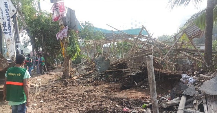 মোহাম্মদপুরে ৬০ অবৈধ দোকান উচ্ছেদ, ২ লাখ ২০ হাজার টাকা জরিমানা