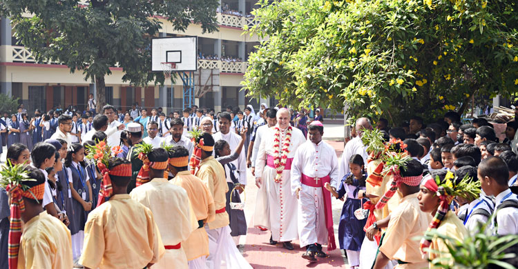 দিনাজপুরে সেন্ট ফিলিপস্ কলেজ পরিদর্শনে ভ্যাটিকানের রাষ্ট্রদূত