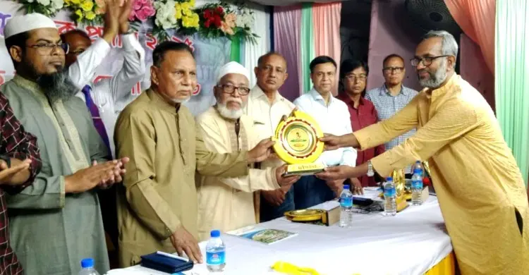 দখিনা পদক পেলেন কবি আমিরুল বাসার