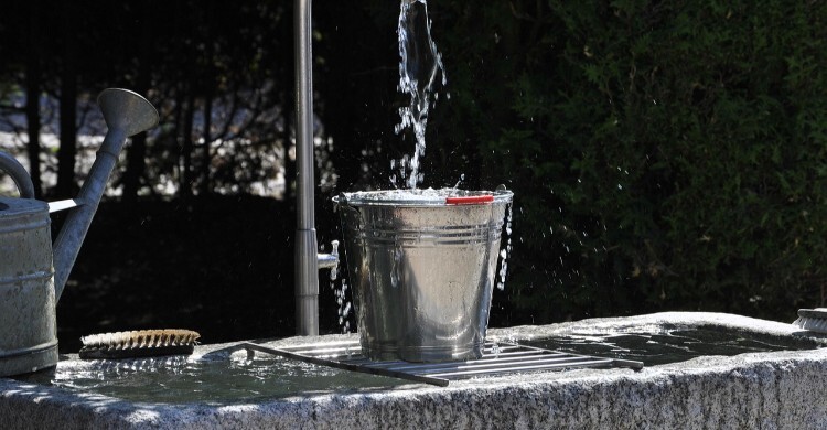 বালতির পানিতে হাত ডুবিয়ে অজু করলে অজু হবে?