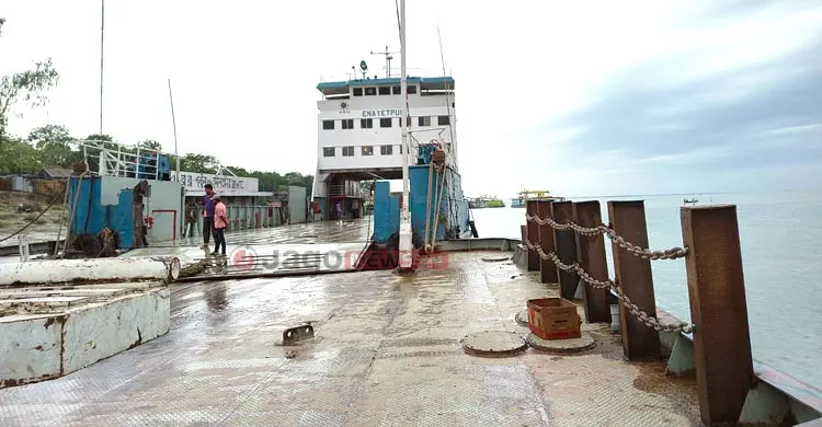 দুর্ঘটনার পরও যাত্রী না নামিয়েই ফেরিতে উঠছে বাস
