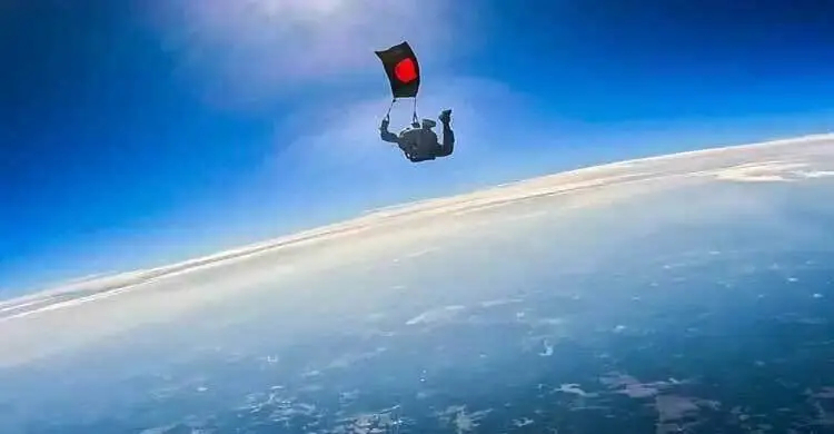 বিজয় দিবসে সর্ববৃহৎ পতাকা প্যারাস্যুটিং দেখবে বিশ্ব