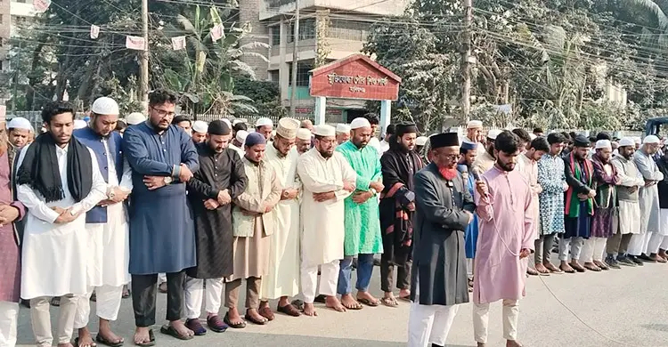 ওসমান হাদির মৃত্যুতে মানিকগঞ্জে গায়েবি জানাজা ও বিক্ষোভ মিছিল