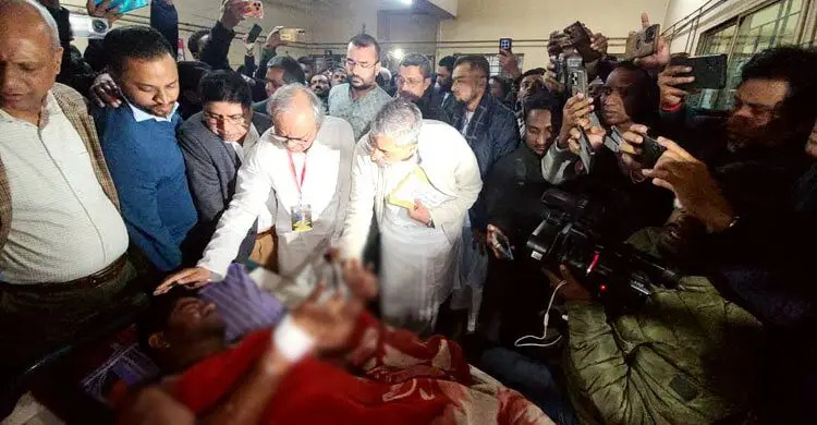 দ'গ্ধ বেলালকে দেখতে লক্ষ্মীপুরে তারেক রহমানের উপহার নিয়ে রিজভী