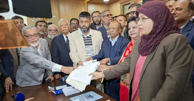 ফেনীতে খালেদা জিয়ার পক্ষে মনোনয়নপত্র জমা দিলেন নেতাকর্মীরা