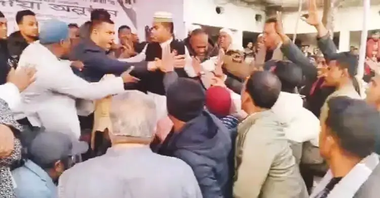 খালেদা জিয়ার দোয়া অনুষ্ঠানে বিএনপির দুই গ্রুপের হট্টগোল