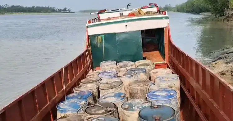 পটুয়াখালীতে ট্রলারে মিললো ৬২০০ লিটার জ্বালানি তেল