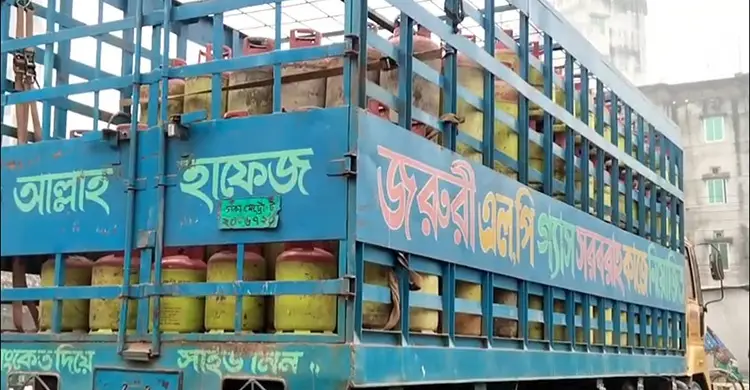 ফেনীতে এলপি গ্যাস সংকট, বাড়তি দামে বিক্রির অভিযোগ