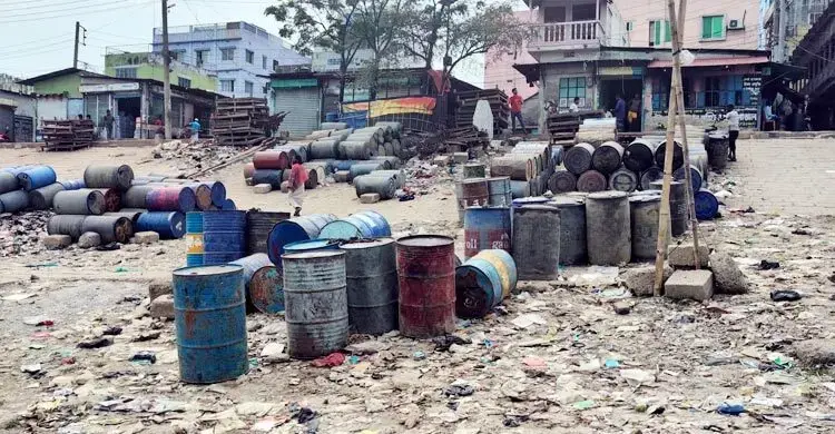 ভৈরবে অবৈধভাবে খোলা বাজারে বিক্রি হচ্ছে জ্বালানি তেল