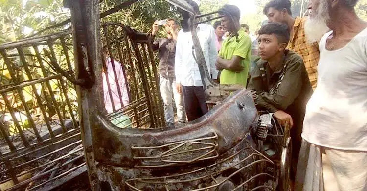 মাইক্রোবাসের ধাক্কায় সিএনজির গ্যাস সিলিন্ডার বিস্ফোরণ, নিহত ১