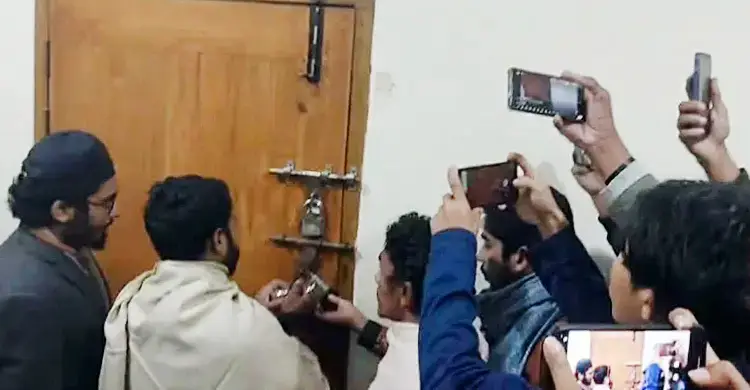 রাবির আওয়ামীপন্থি ডিনদের অফিসে তালা দিলেন শিক্ষার্থীরা