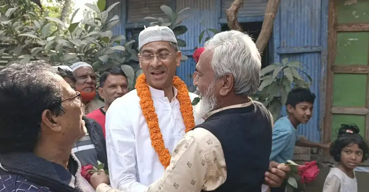 প্রার্থীকে পান-সুপারি-পিঠা নিয়ে বরণ করলেন ভোটাররা!