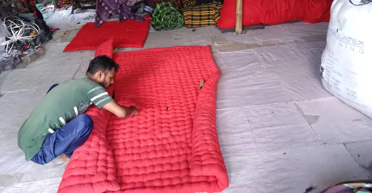 শীত বাড়ার সঙ্গে ভিড় বাড়ছে লেপ-তোশকের দোকানে