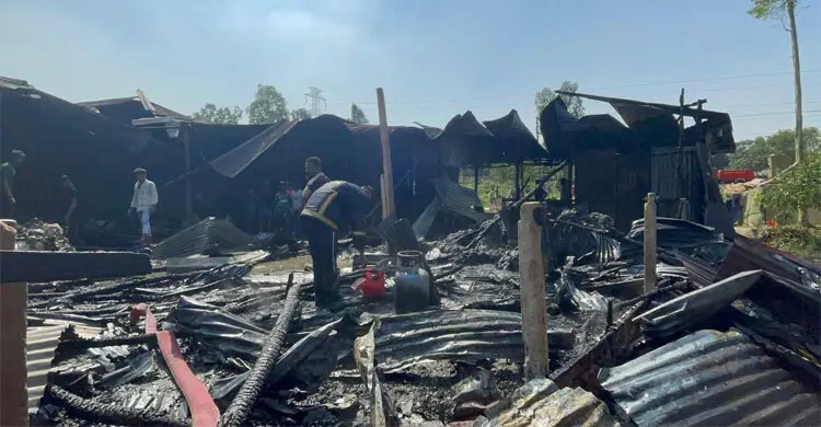 মিরসরাইয়ে প্লাস্টিকের গোডাউনে আগুন, অর্ধকোটি টাকার ক্ষতির শঙ্কা