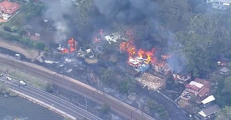 অস্ট্রেলিয়ার পর ভয়াবহ অবস্থা নিউজিল্যান্ডে: দমকলকর্মীর মৃত্যু, পরিস্থিতি অবনতির শঙ্কা