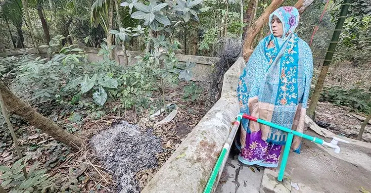 রাতের আঁধারে বীর মুক্তিযোদ্ধার কবরে আগুন