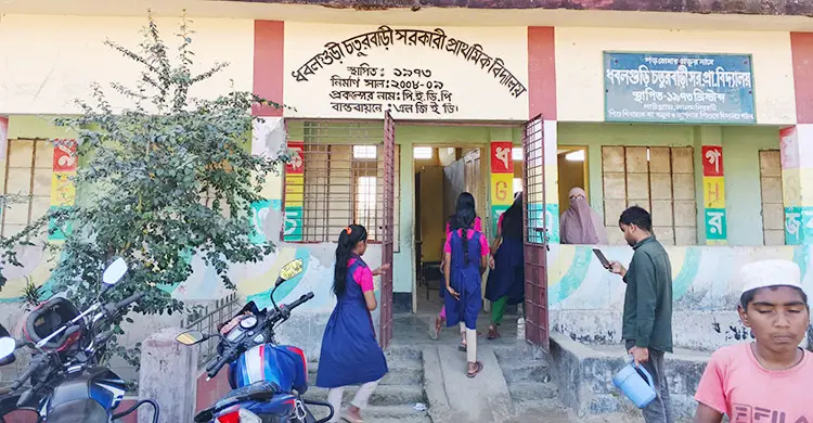 ভবন আছে শিক্ষক নেই, এক কক্ষেই চলে ৩ ক্লাসের পাঠদান