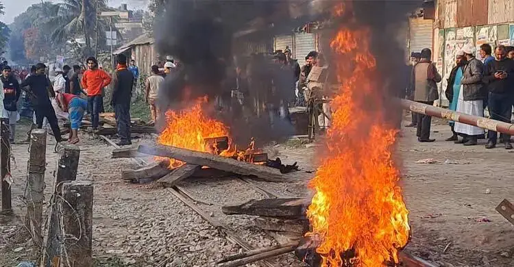 রেললাইনে আগুন বিএনপি নেতাকর্মীদের, ট্রেন চলাচল বন্ধ