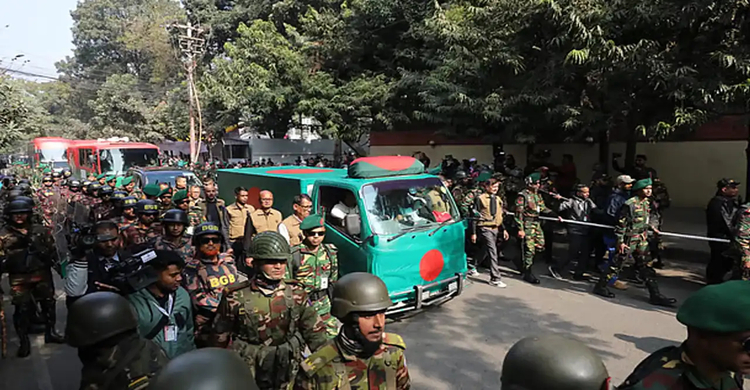 পতাকায় মোড়ানো গাড়িতে মানিক মিয়া অ্যাভিনিউয়ের পথে  খালেদা জিয়ার মরদেহ