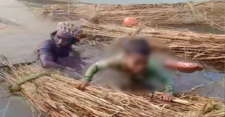 পদ্মায় আঁটি ধরে ভাসছিলেন বাবা-ছেলে, উদ্ধার করলো পুলিশ