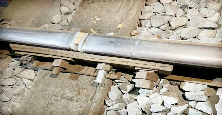 সিরাজগঞ্জে রেললাইনে কাঠ দিয়ে জোড়াতালি