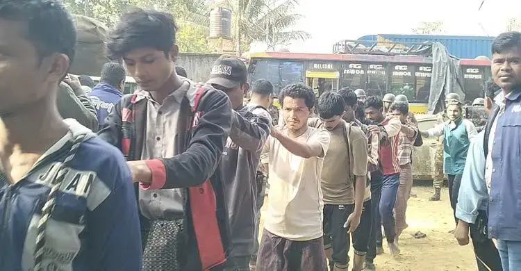 রাখাইন থেকে পালিয়ে আসা ৫৩ রোহিঙ্গা আটক